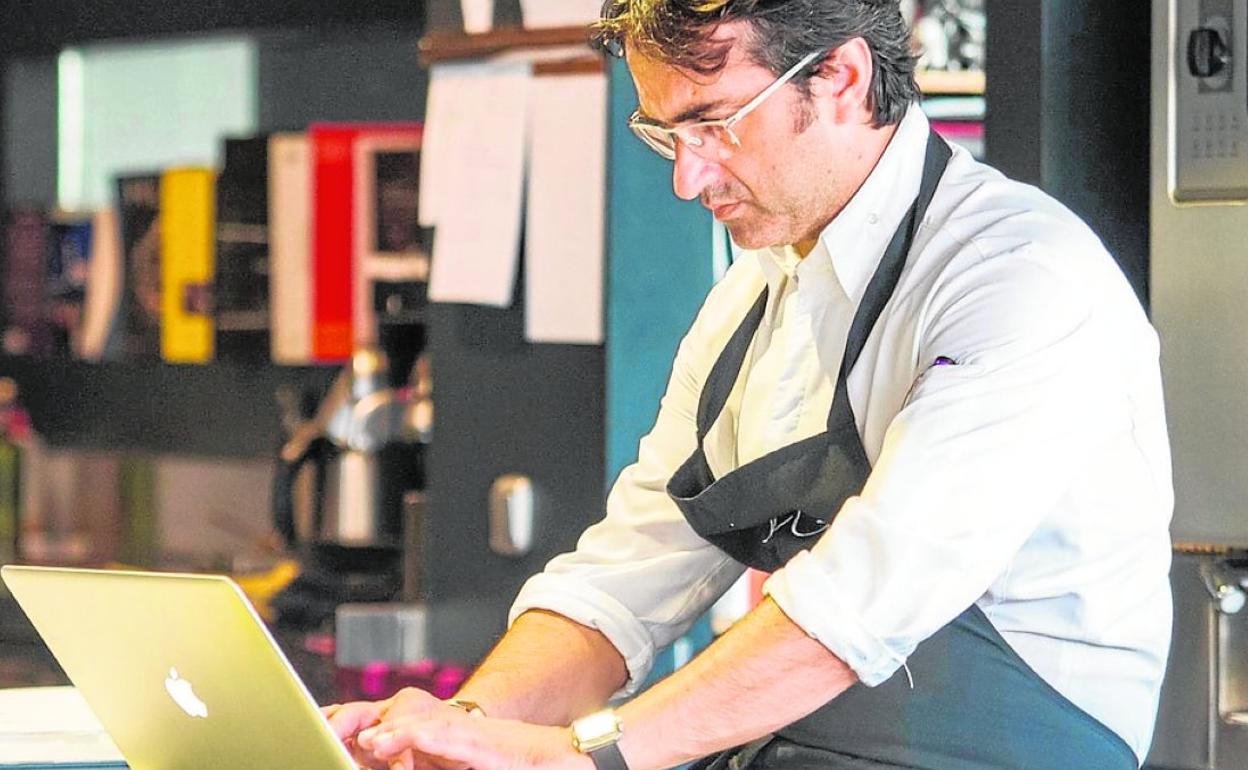 José Carlos García, frente a su ordenador preparando el retorno. jcg