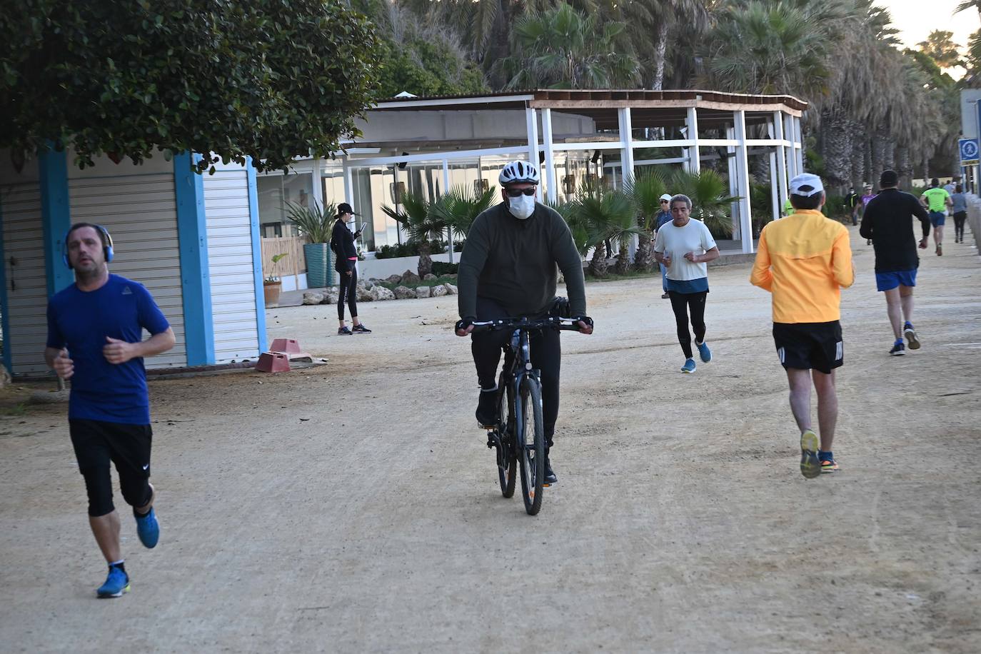 El paseo marítimo de Marbella y las calles de la ciudad han sido testigos de la primera salida para pasear y hacer deportes desde que comenzó la cuarentena. 