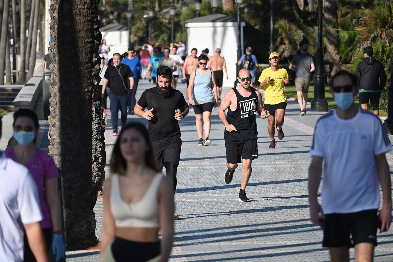 El paseo marítimo de Marbella y las calles de la ciudad han sido testigos de la primera salida para pasear y hacer deportes desde que comenzó la cuarentena. 