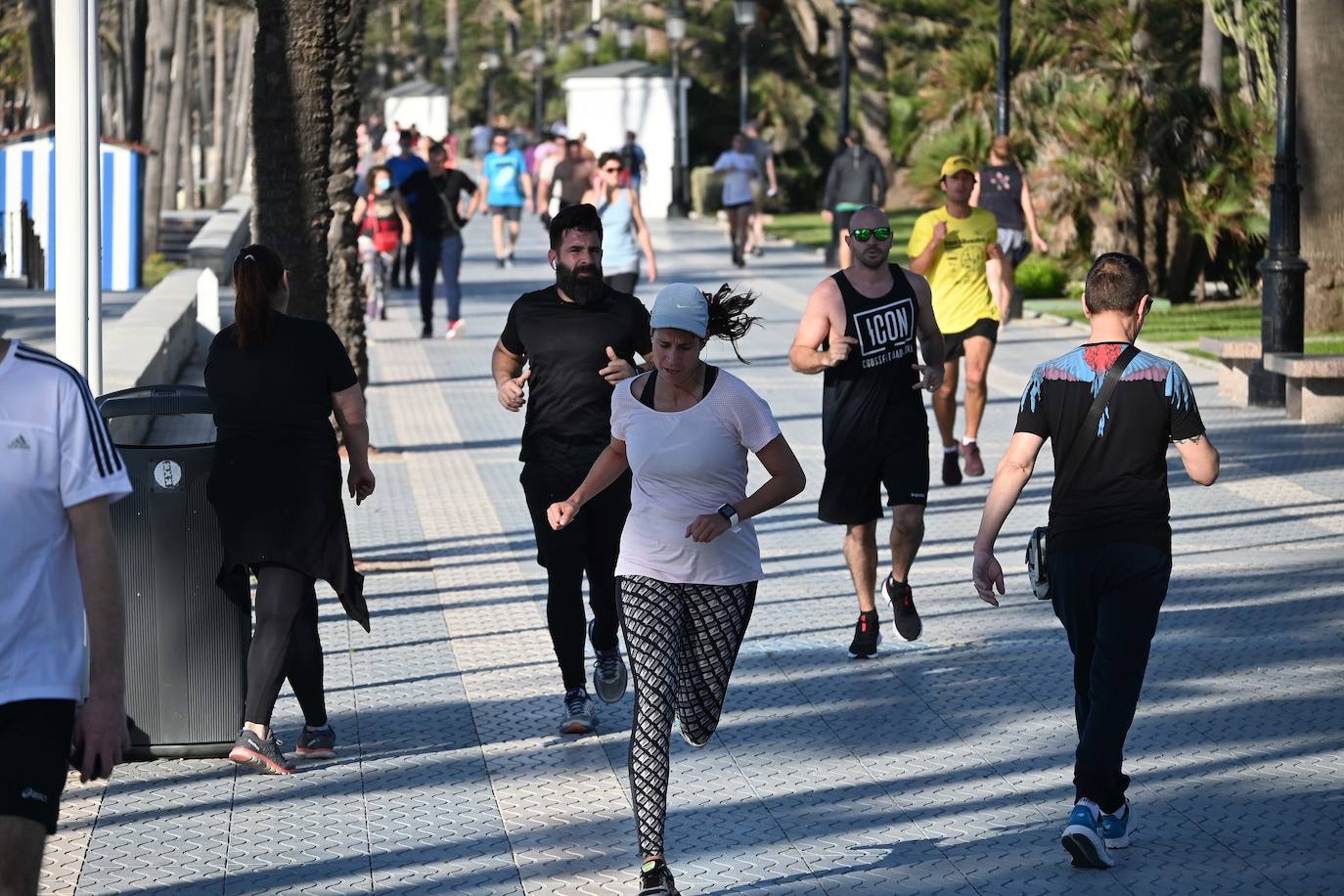 El paseo marítimo de Marbella y las calles de la ciudad han sido testigos de la primera salida para pasear y hacer deportes desde que comenzó la cuarentena. 