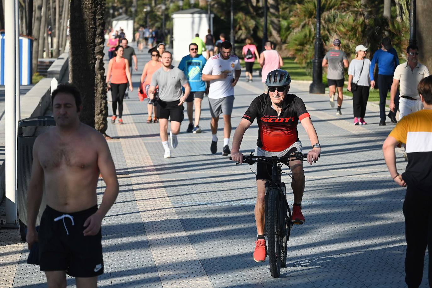 El paseo marítimo de Marbella y las calles de la ciudad han sido testigos de la primera salida para pasear y hacer deportes desde que comenzó la cuarentena. 