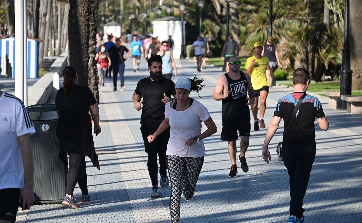 Corredores en el paseo marítimo de San Pedro Alcántara 