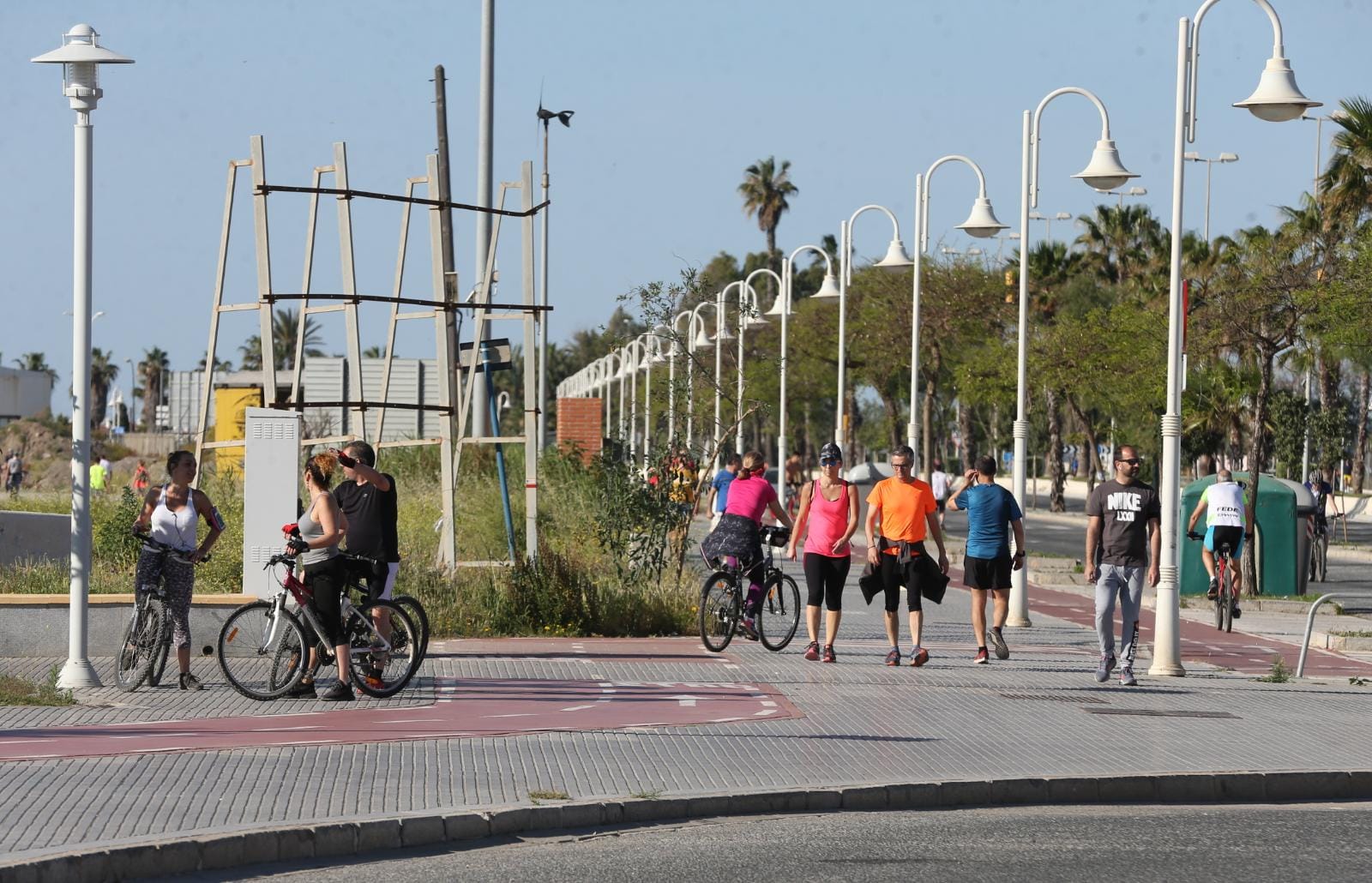 El inicio del desconfinamiento deja imágenes que no se veían en las calles desde hacía al menos 48 días
