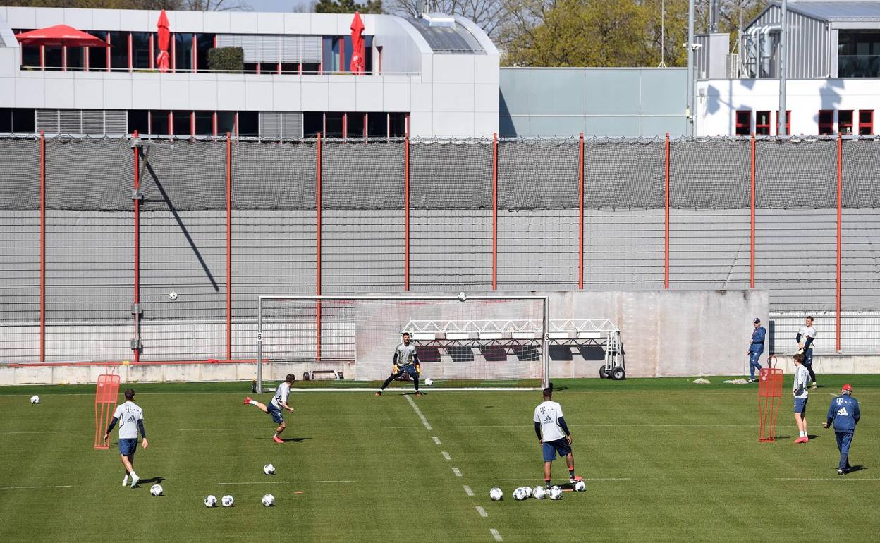 Imagen del primer entrenamiento del Bayern Múnich, de forma individualizada y con la distancia establecida, el pasado 6 de abril. 