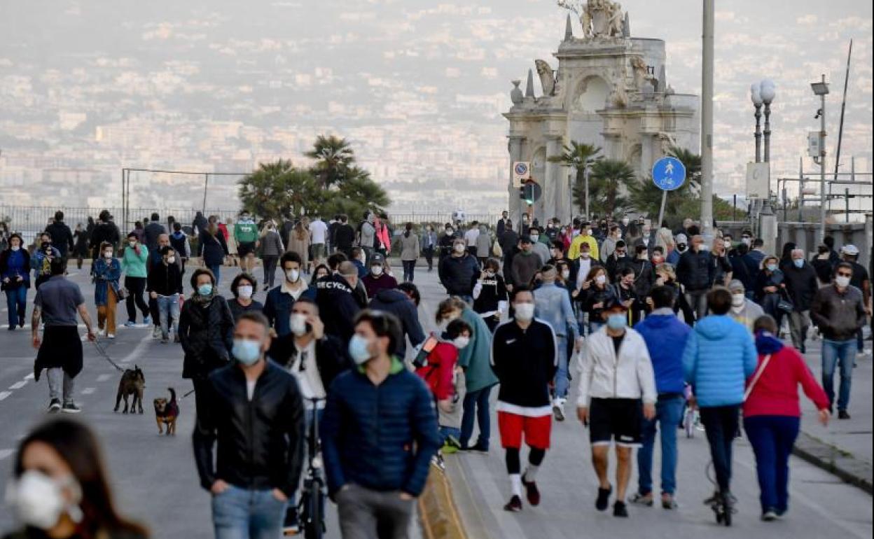 Personas paseando en Nápoles.