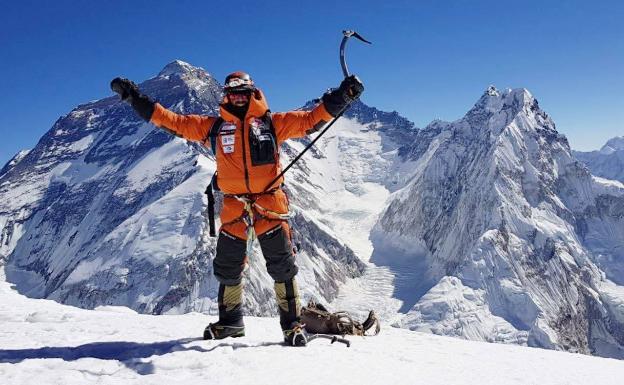 Imagen principal - Txikon, en la cima del Pumori, a más de 7.000 metros; sobre estas líneas en una de sus expediciones invernales al Everest, y, a la derecha, junto a la leyenda del alpinismo Reinhold Messner. 