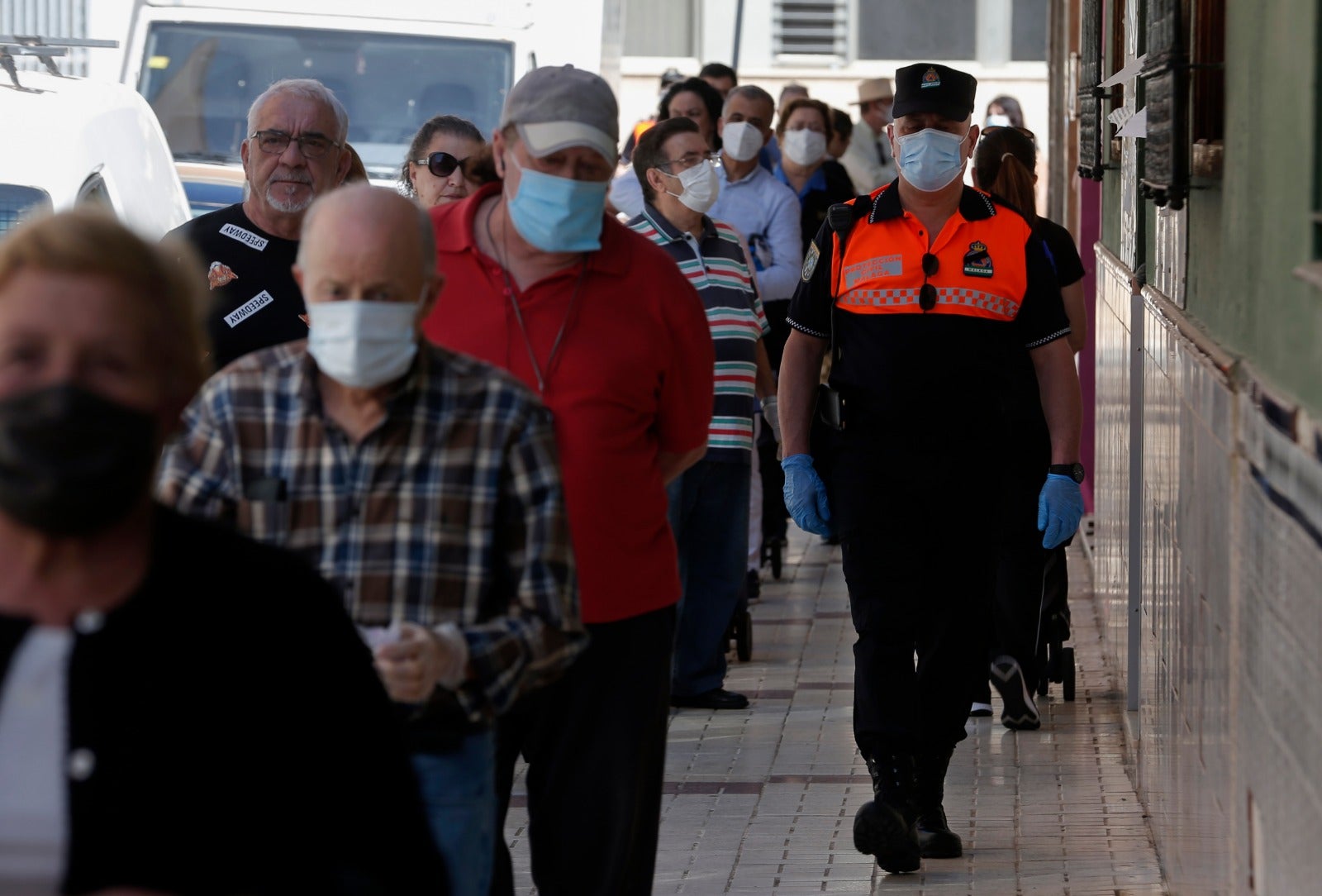 El inicio del desconfinamiento deja imágenes que no se veían en las calles desde hacía al menos 48 días
