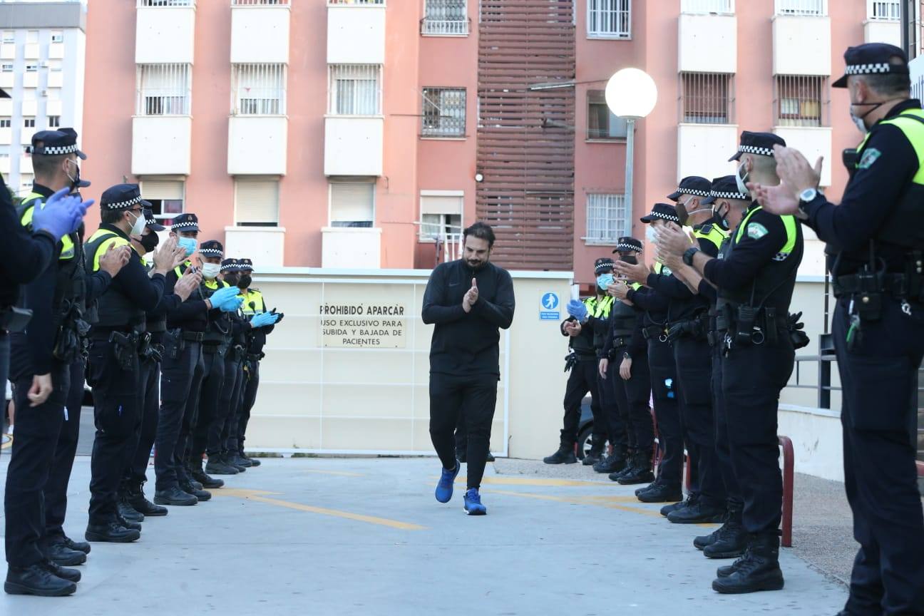 El agente, homenajeado por sus compañeros a la salida del hospital 