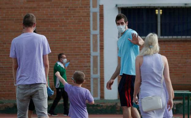 Rubén Guerrero saluda a Waczynski, que llegó acompañado de su familia.