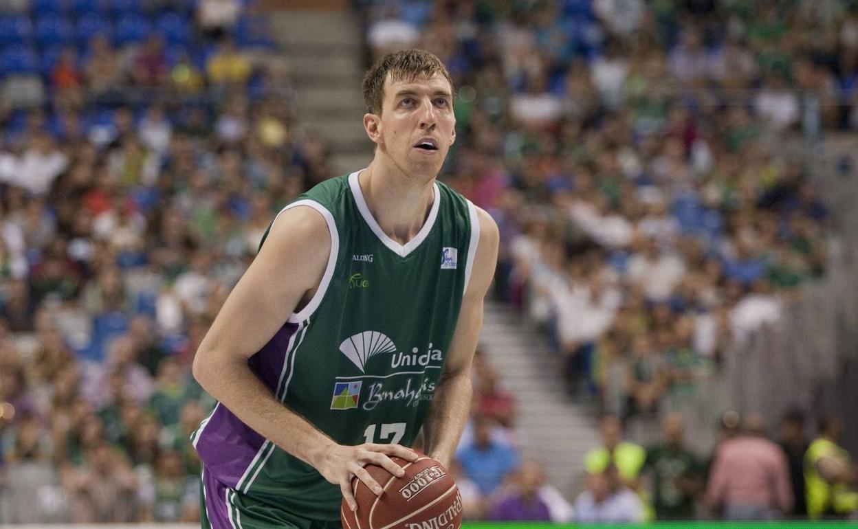 Fran Vázquez lanza un tiro libre con la camiseta del Unicaja en 2014. 