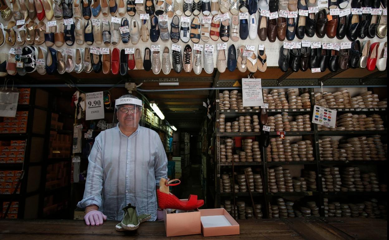 El pequeño comercio despierta del confinamiento: «Tenía clientes esperando en la puerta»