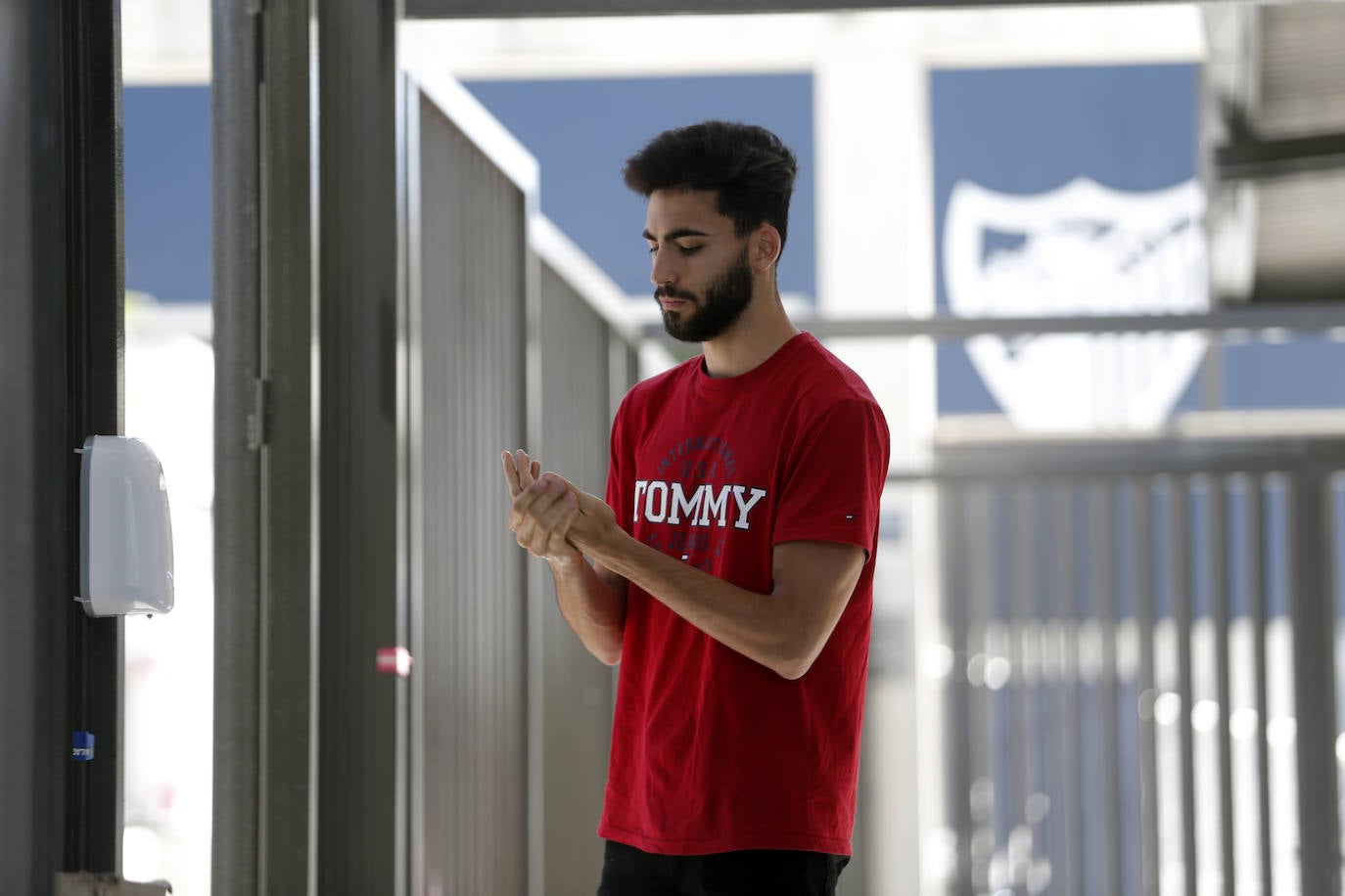 Jugadores, técnicos y empleados del club han comenzado a llegar de manera progresiva a La Rosaleda para realizarse las pruebas. 