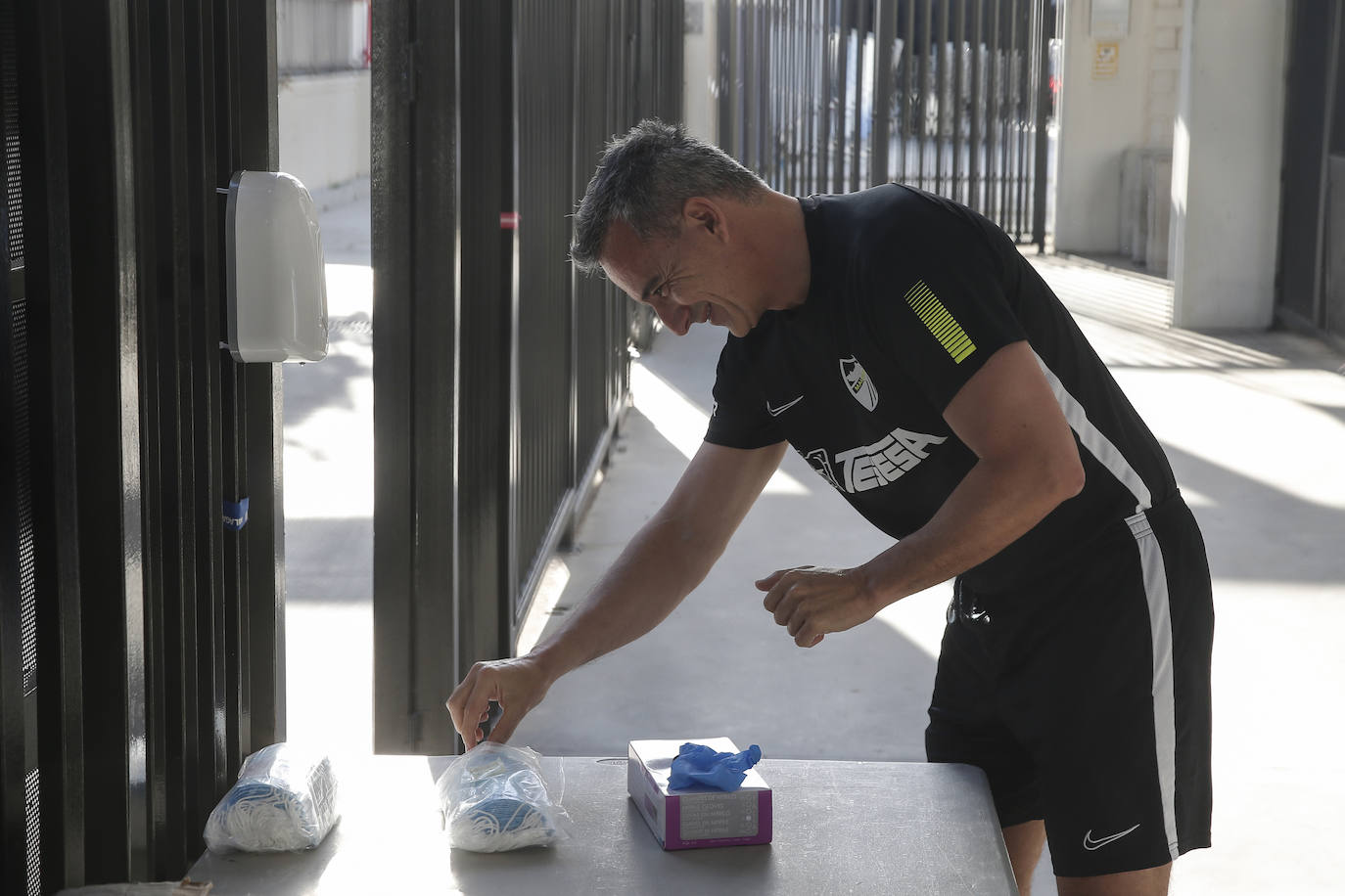 Jugadores, técnicos y empleados del club han comenzado a llegar de manera progresiva a La Rosaleda para realizarse las pruebas. 