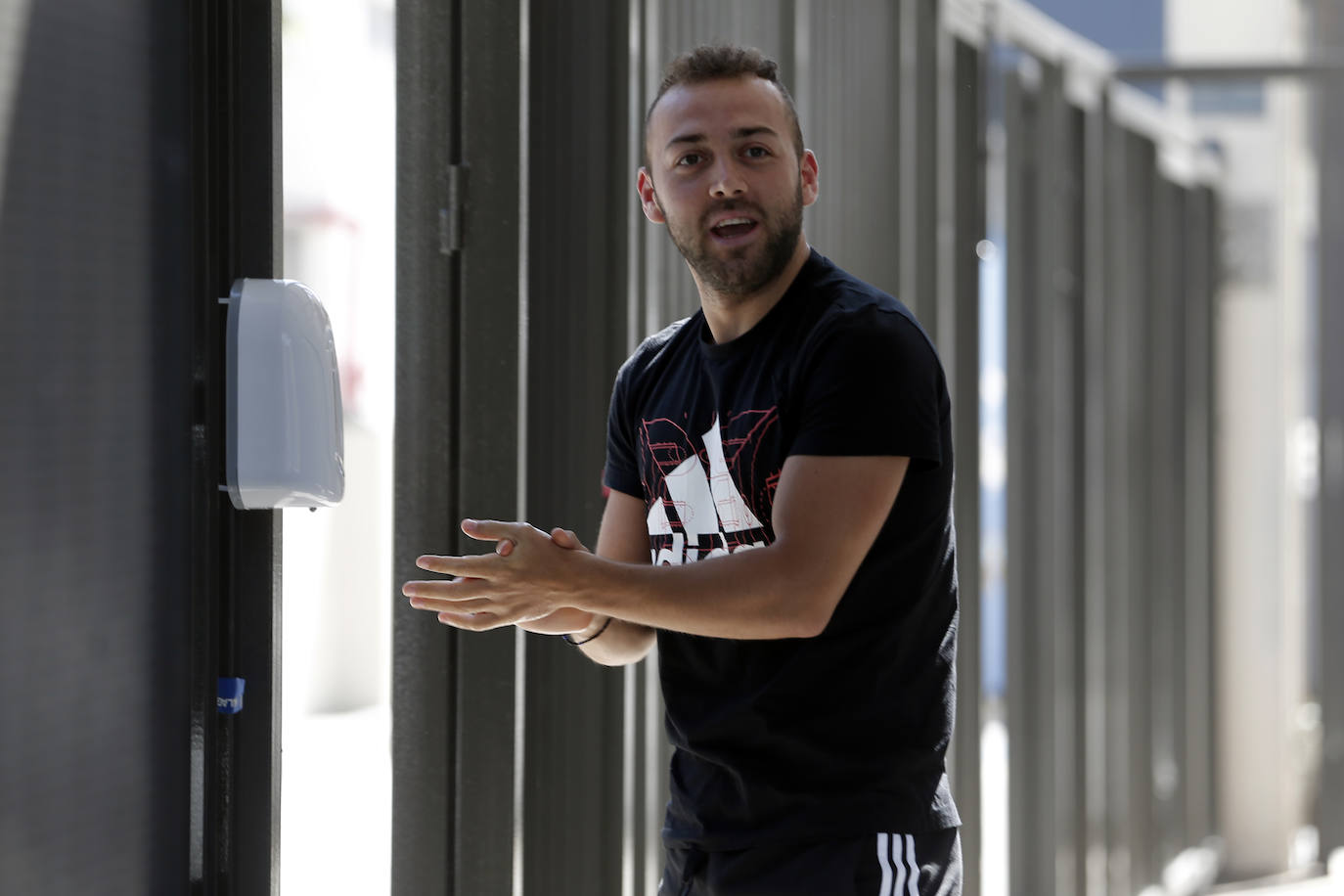 Jugadores, técnicos y empleados del club han comenzado a llegar de manera progresiva a La Rosaleda para realizarse las pruebas. 