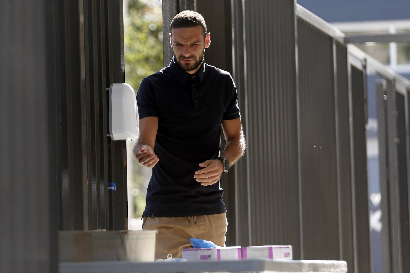 Jugadores, técnicos y empleados del club han comenzado a llegar de manera progresiva a La Rosaleda para realizarse las pruebas. 