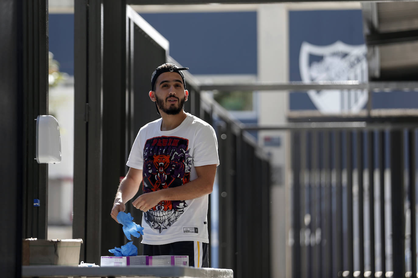 Jugadores, técnicos y empleados del club han comenzado a llegar de manera progresiva a La Rosaleda para realizarse las pruebas. 