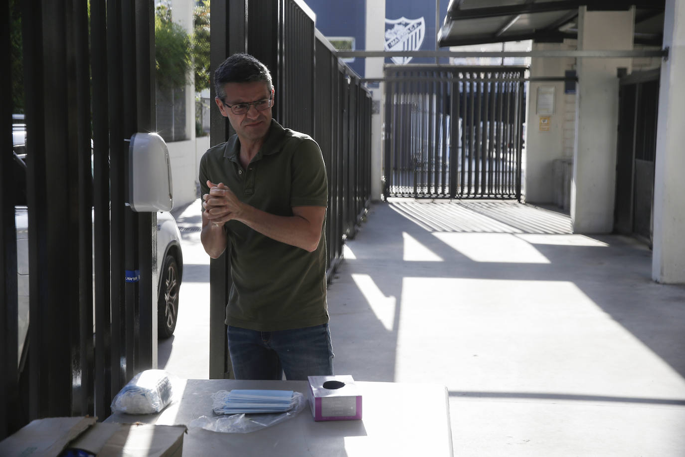 Jugadores, técnicos y empleados del club han comenzado a llegar de manera progresiva a La Rosaleda para realizarse las pruebas. 