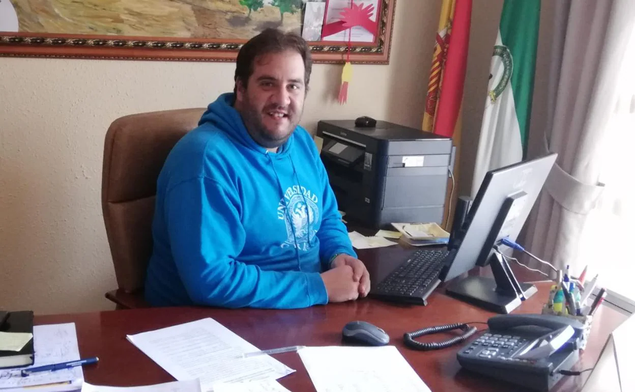 El alcalde de Ardales, Juan Alberto Naranjo, en su despacho.