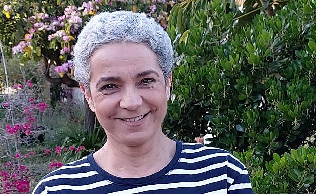 Silvia Gil, en una foto tomada ayer en el jardín de su casa