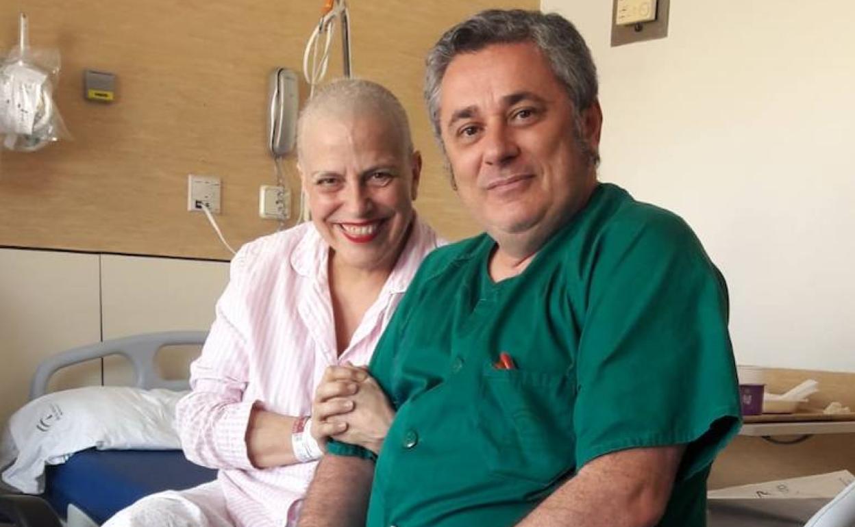 Ana Avellaneda, con el doctor Sergio Luna, en una foto de archivo durante uno de sus ingresos en el Materno