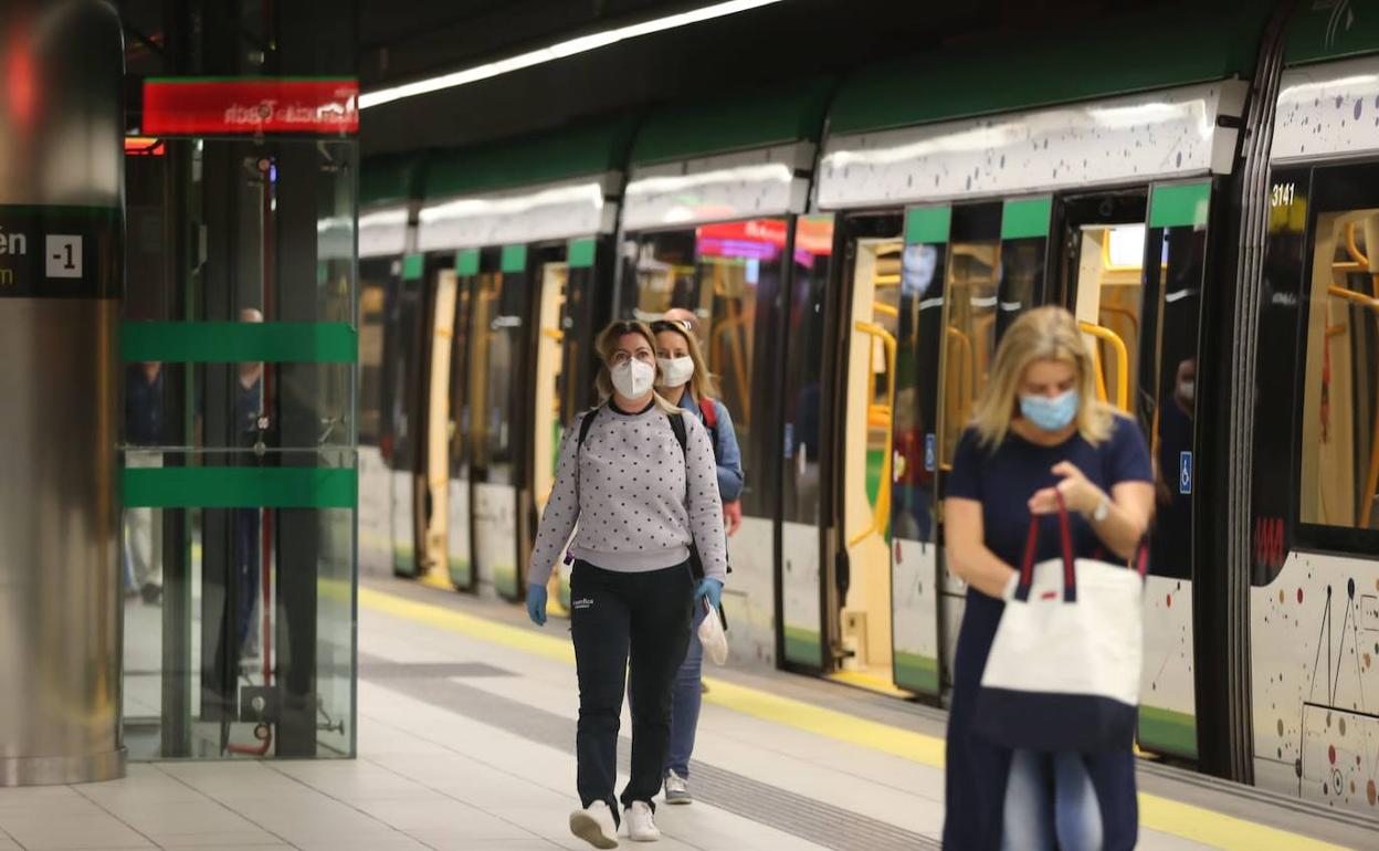 Usuarios del metro de Málaga. 