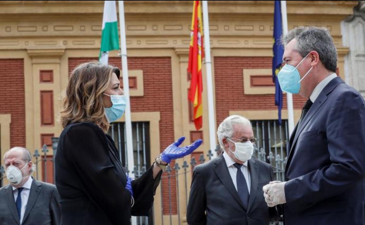 Susana Díaz conversa con el alcalde de Sevilla, Juan Espadas, momentos antes del minuto de silencio celebrado a las puertas de San Telmo.