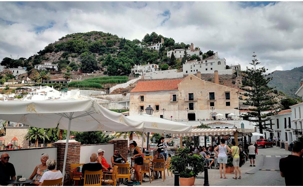 Imagen de archivo de terrazas llenas de turistas en Frigiliana. 