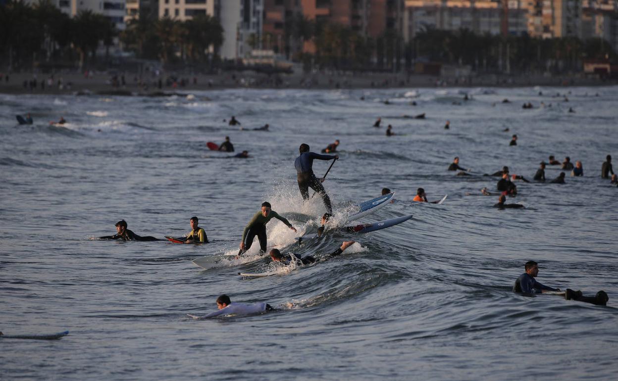 Surfistas ayer en la plaa de la Misericordia, en Málaga capital. 