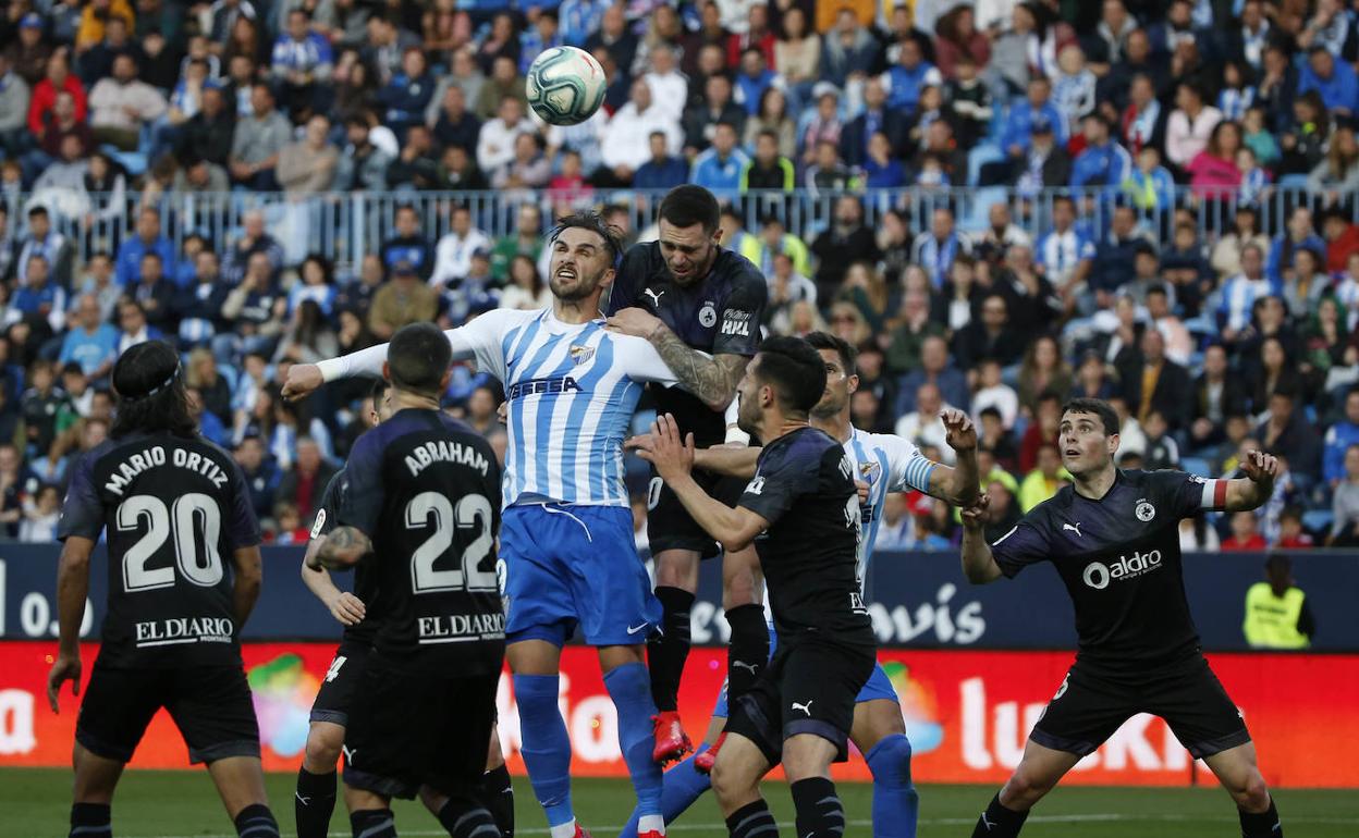 Dani Hernando se apoya en el salto sobre Sadiku para impedir su remate en el Málaga-Racing (2-0). 