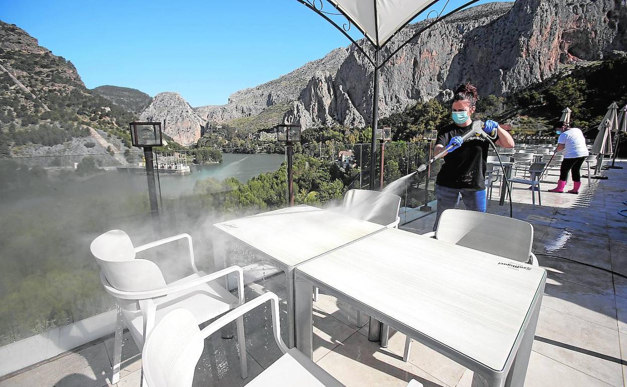 Trabajos de limpieza y desinfección en el restaurante del hotel La Garganta, en El Chorro. 