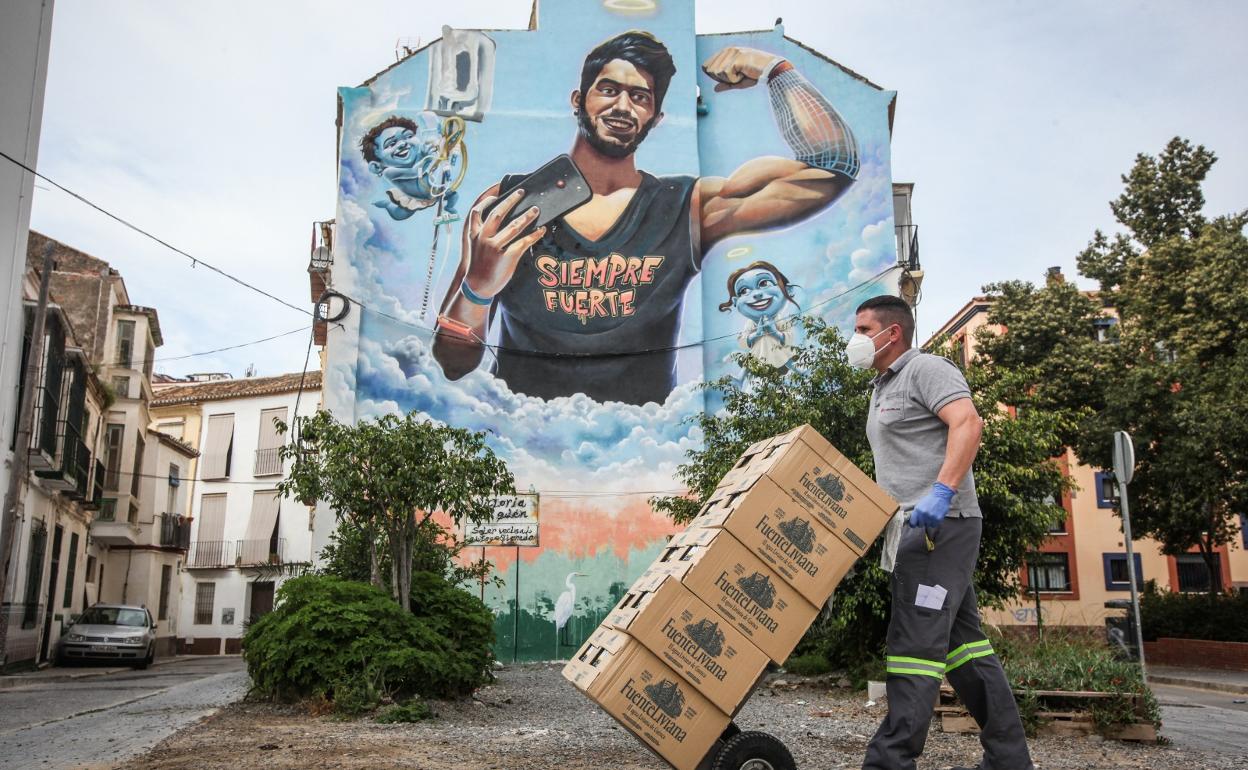 Antonio Bravo reparte agua embotellada en el proyecto de Cervezas Victoria. 