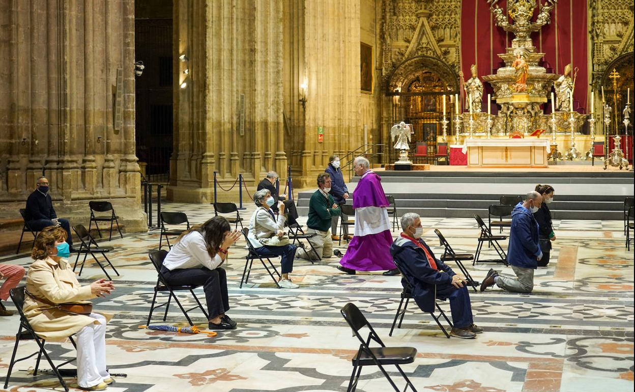 Primera misa en la Catedral de Sevilla al inicio de la fase 1, que la capital hispalense estrenó este lunes.
