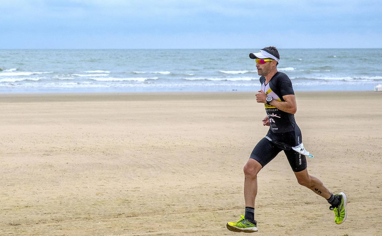 Dani Pérez corre por la playa en el litoral malagueño. 