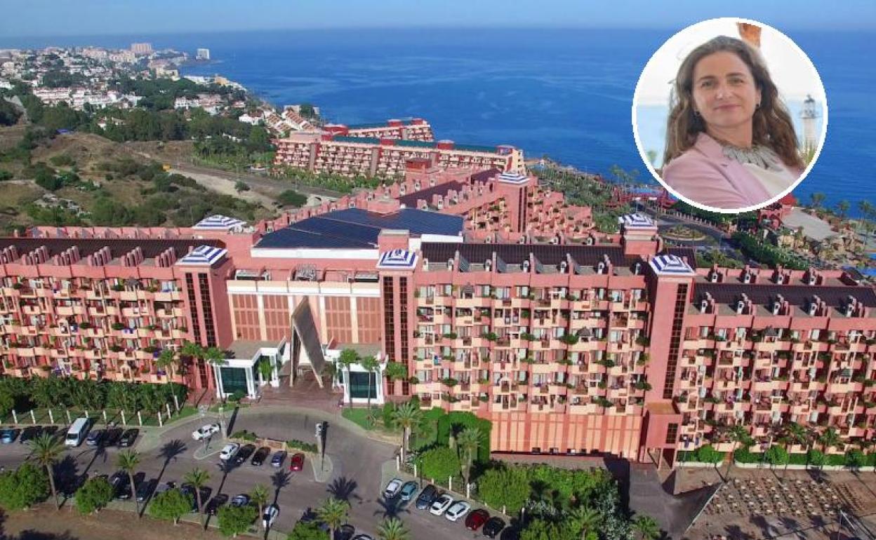 A la derecha, Mari Francis Peñarroya, consejera delegada del complejo Holiday World Resort. 