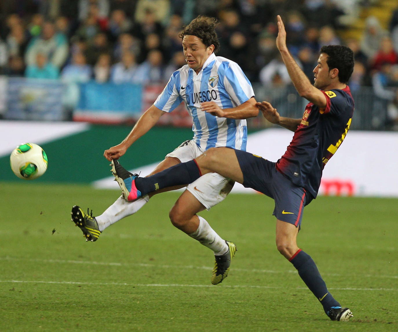 El centrocampista chileno, uno de los del Málaga de Champions, y que en 2017 volvió para ser testigo de un catastrófico descenso a Segunda, se retira del fútbol con 35 años. Aquí un repaso fotográfico a su paso por el Málaga en dos etapas muy distintas. 