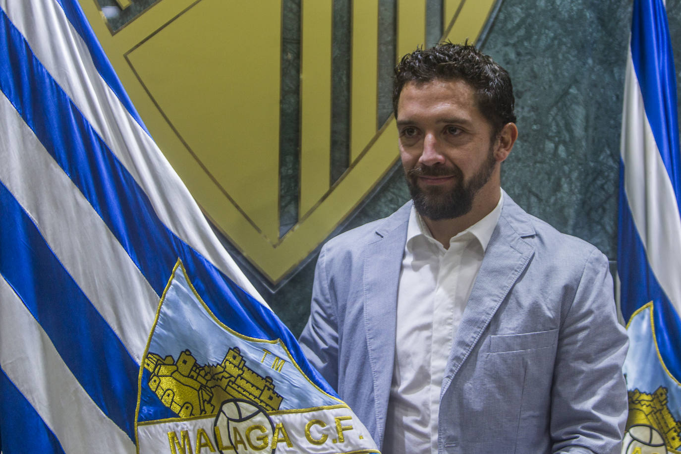 El centrocampista chileno, uno de los del Málaga de Champions, y que en 2017 volvió para ser testigo de un catastrófico descenso a Segunda, se retira del fútbol con 35 años. Aquí un repaso fotográfico a su paso por el Málaga en dos etapas muy distintas. 