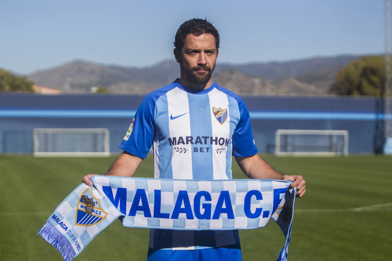 El centrocampista chileno, uno de los del Málaga de Champions, y que en 2017 volvió para ser testigo de un catastrófico descenso a Segunda, se retira del fútbol con 35 años. Aquí un repaso fotográfico a su paso por el Málaga en dos etapas muy distintas. 