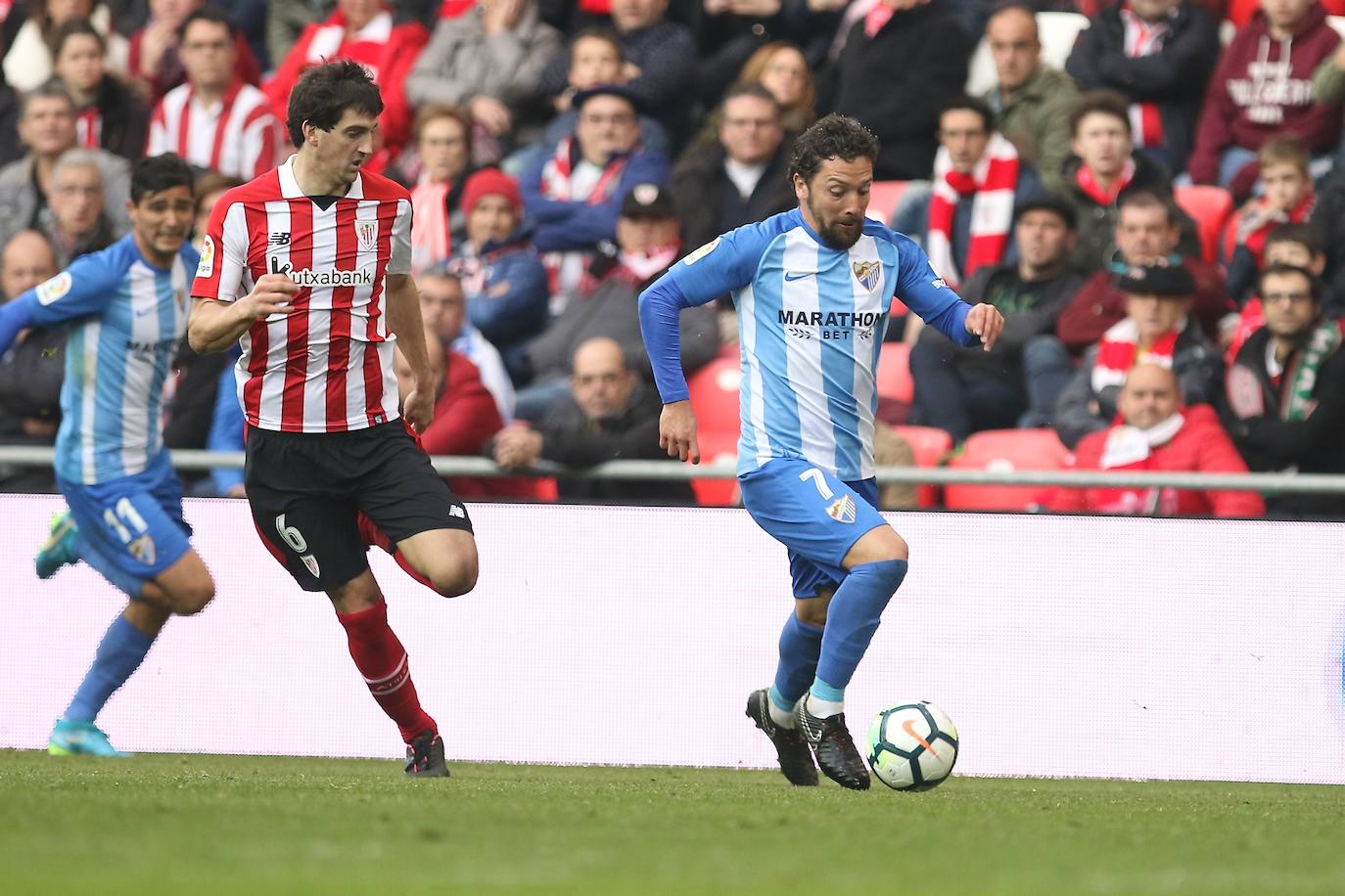 El centrocampista chileno, uno de los del Málaga de Champions, y que en 2017 volvió para ser testigo de un catastrófico descenso a Segunda, se retira del fútbol con 35 años. Aquí un repaso fotográfico a su paso por el Málaga en dos etapas muy distintas. 