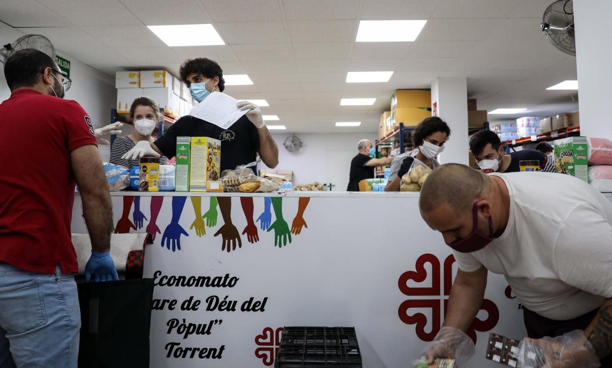 Voluntarios de Cáritas reparten comida en Torrent (Valencia). efe