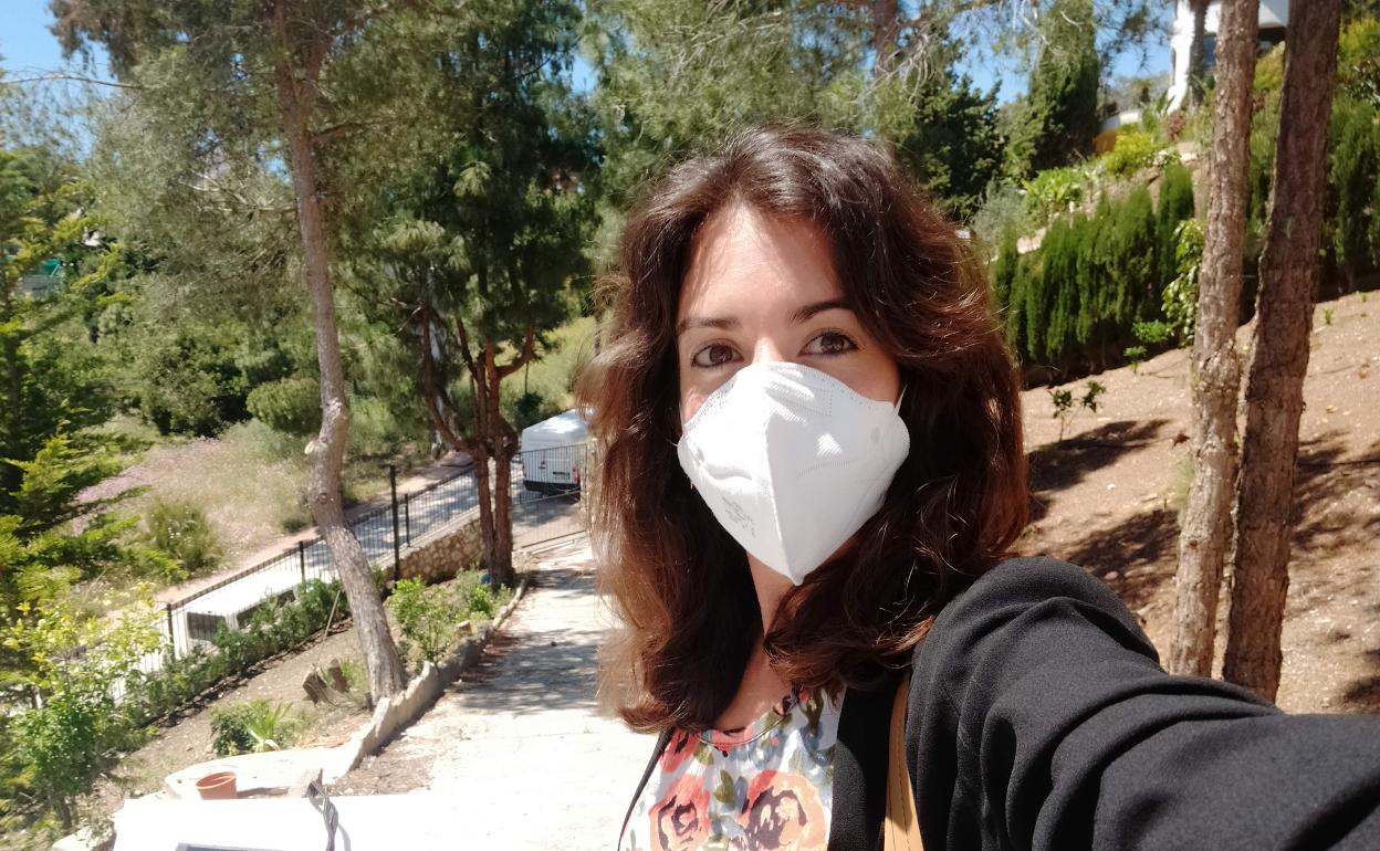 Gloria Vega se toma un 'selfie' en una de las obras que lleva. 