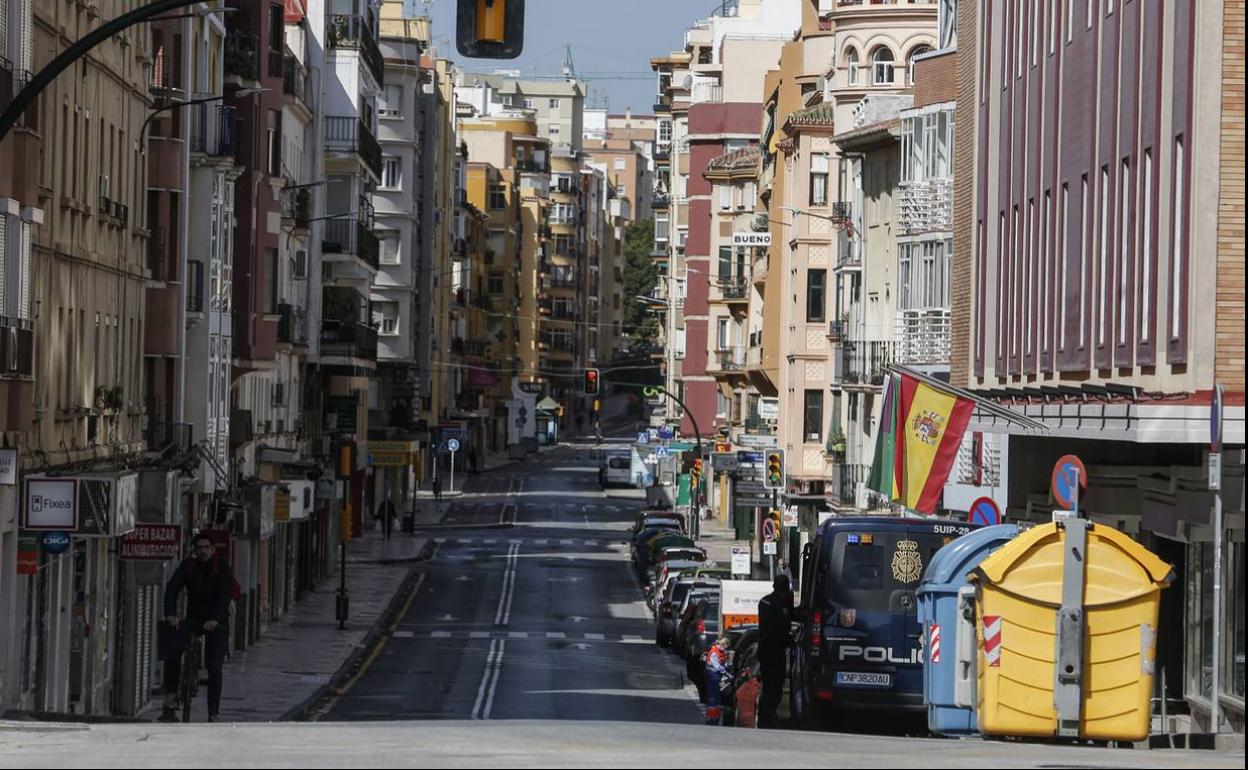 Vista de la calle Mármoles, vacía durante los primeros días del estado de alarma. 