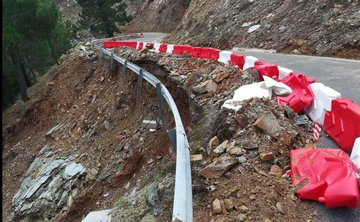 Tramo dañado de la carretera que une Ardales con El Chorro.