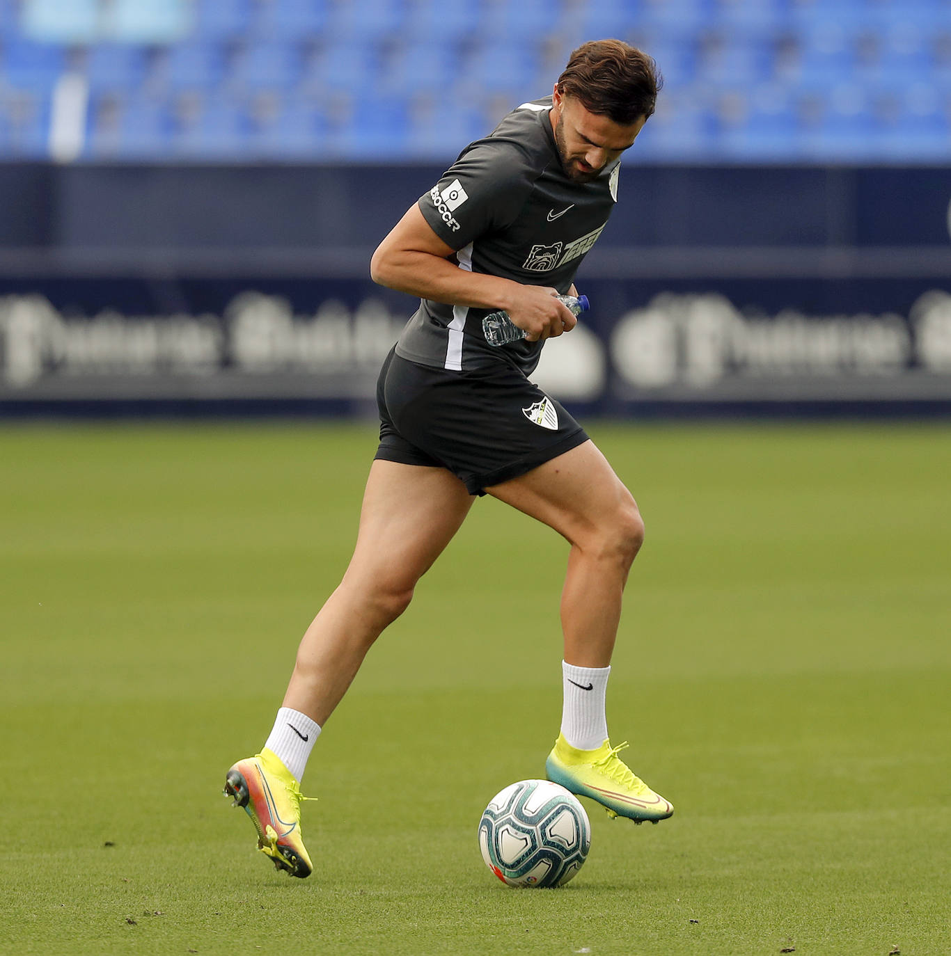 El Málaga volvió a entrenarse este jueves en las instalaciones de La Rosaleda tras la jornada de descanso de ayer. El cuerpo técnico está midiendo al milímetro los esfuerzos de sus jugadores, que cada vez soportan mayores cargas de entrenamiento y eso se vislumbra en la intensidad de los ejercicios. Como curiosidad, hoy lo hicieron a ritmo de clásicos de la música como Queen (sonó 'Bohemian Rhapsody') o Europe (con la inconfundible 'The final countdown'), que ha generado un ambiente especial en el terreno de juego, donde ya es costumbre entrenar con el sonido de la megafonía.