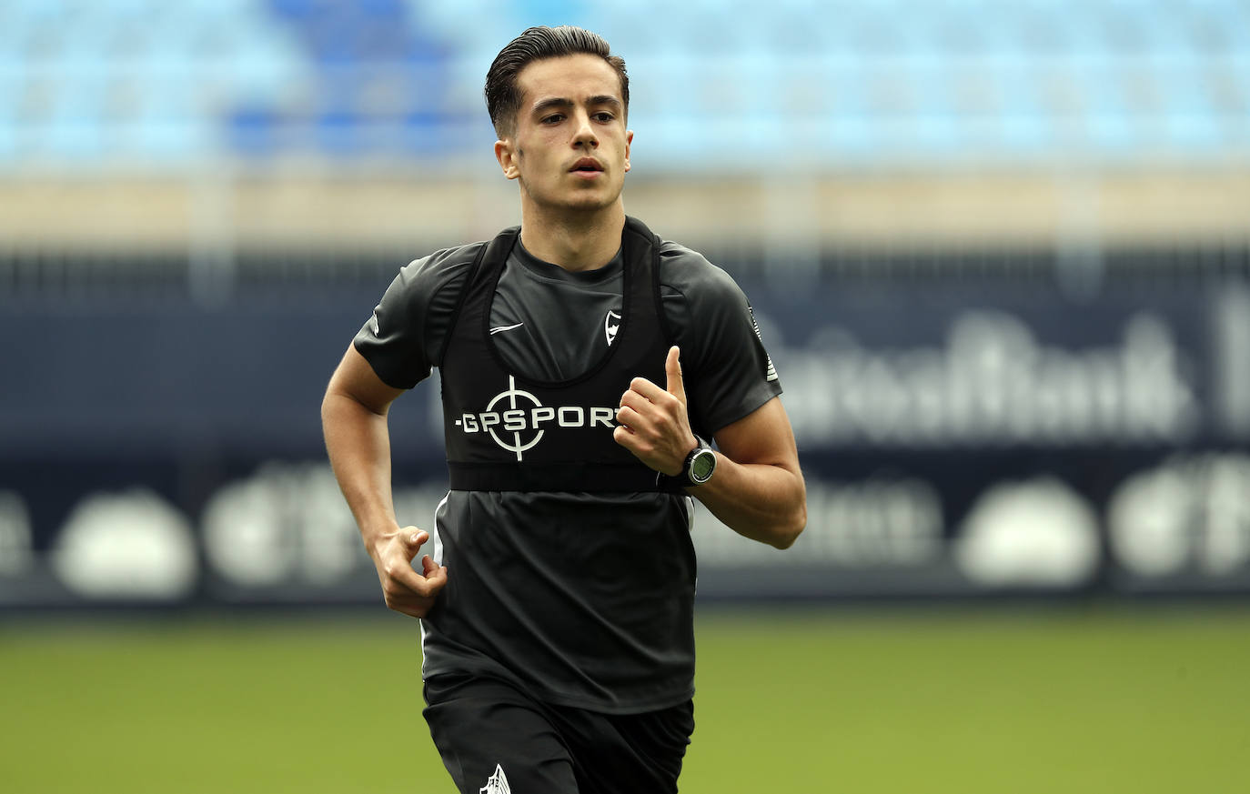 El Málaga volvió a entrenarse este jueves en las instalaciones de La Rosaleda tras la jornada de descanso de ayer. El cuerpo técnico está midiendo al milímetro los esfuerzos de sus jugadores, que cada vez soportan mayores cargas de entrenamiento y eso se vislumbra en la intensidad de los ejercicios. Como curiosidad, hoy lo hicieron a ritmo de clásicos de la música como Queen (sonó 'Bohemian Rhapsody') o Europe (con la inconfundible 'The final countdown'), que ha generado un ambiente especial en el terreno de juego, donde ya es costumbre entrenar con el sonido de la megafonía.