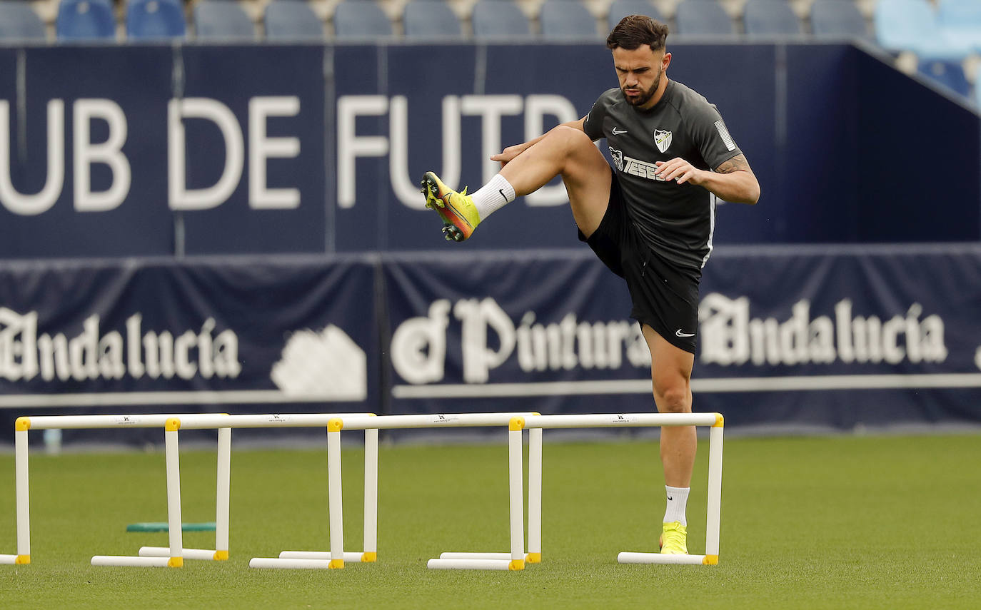 El Málaga volvió a entrenarse este jueves en las instalaciones de La Rosaleda tras la jornada de descanso de ayer. El cuerpo técnico está midiendo al milímetro los esfuerzos de sus jugadores, que cada vez soportan mayores cargas de entrenamiento y eso se vislumbra en la intensidad de los ejercicios. Como curiosidad, hoy lo hicieron a ritmo de clásicos de la música como Queen (sonó 'Bohemian Rhapsody') o Europe (con la inconfundible 'The final countdown'), que ha generado un ambiente especial en el terreno de juego, donde ya es costumbre entrenar con el sonido de la megafonía.