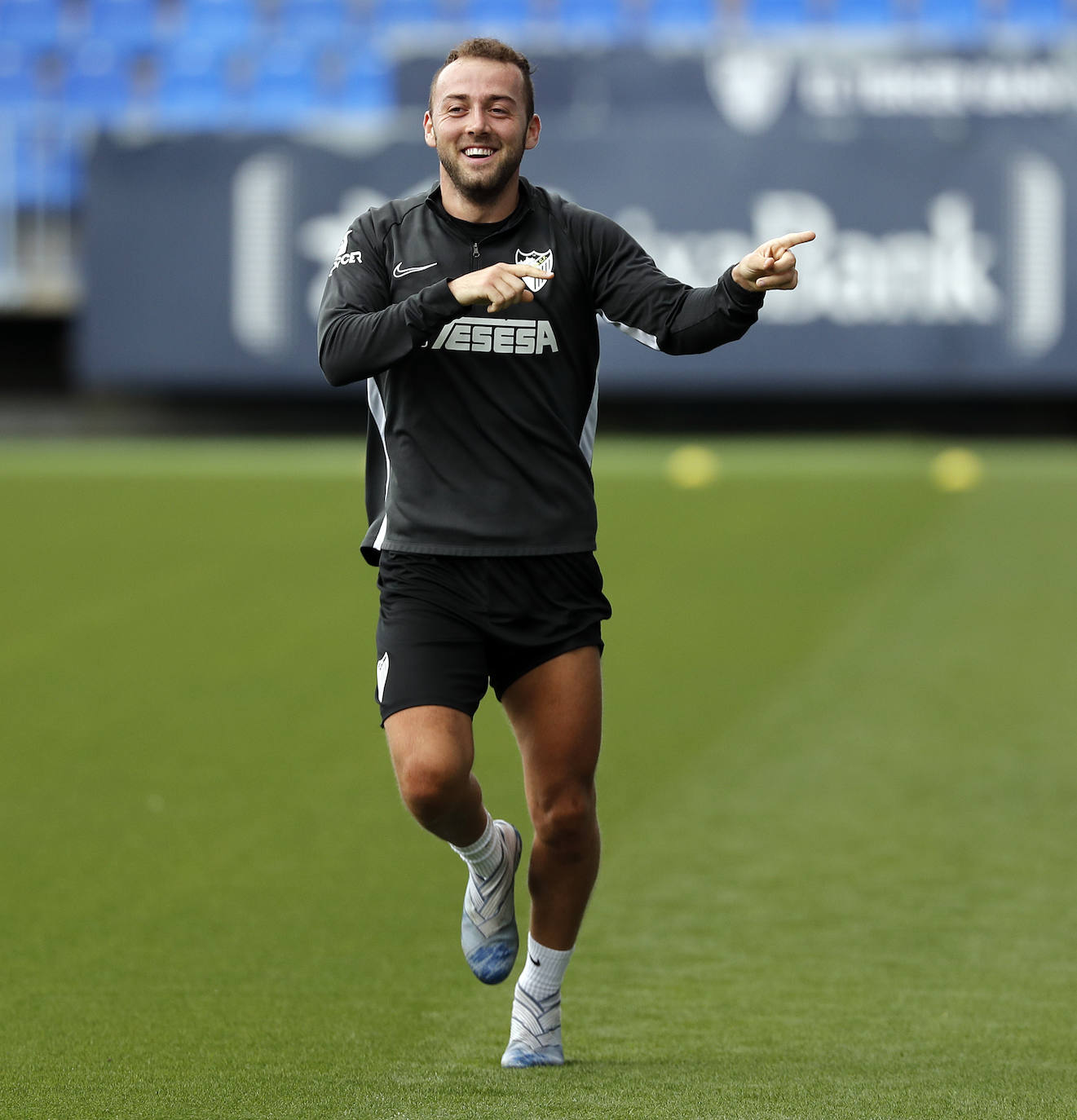 El Málaga volvió a entrenarse este jueves en las instalaciones de La Rosaleda tras la jornada de descanso de ayer. El cuerpo técnico está midiendo al milímetro los esfuerzos de sus jugadores, que cada vez soportan mayores cargas de entrenamiento y eso se vislumbra en la intensidad de los ejercicios. Como curiosidad, hoy lo hicieron a ritmo de clásicos de la música como Queen (sonó 'Bohemian Rhapsody') o Europe (con la inconfundible 'The final countdown'), que ha generado un ambiente especial en el terreno de juego, donde ya es costumbre entrenar con el sonido de la megafonía.