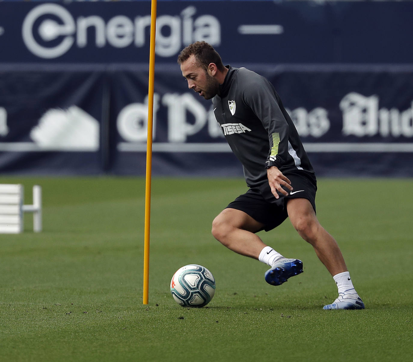 El Málaga volvió a entrenarse este jueves en las instalaciones de La Rosaleda tras la jornada de descanso de ayer. El cuerpo técnico está midiendo al milímetro los esfuerzos de sus jugadores, que cada vez soportan mayores cargas de entrenamiento y eso se vislumbra en la intensidad de los ejercicios. Como curiosidad, hoy lo hicieron a ritmo de clásicos de la música como Queen (sonó 'Bohemian Rhapsody') o Europe (con la inconfundible 'The final countdown'), que ha generado un ambiente especial en el terreno de juego, donde ya es costumbre entrenar con el sonido de la megafonía.