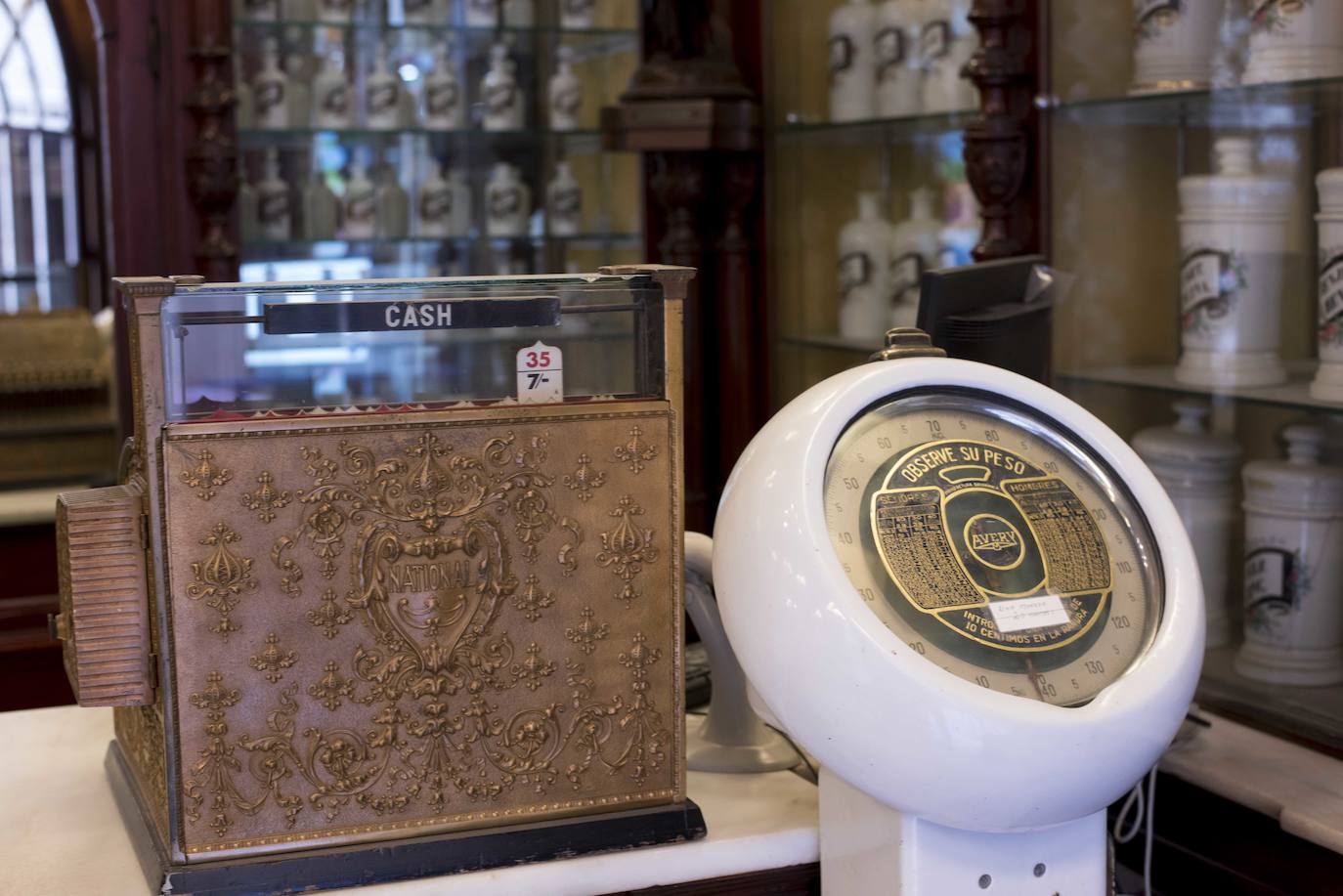 La tercera más antigua de Málaga, cierra sus puertas de manera definitiva tras 134 años de servicio a los malagueños. Caja registradora y peso