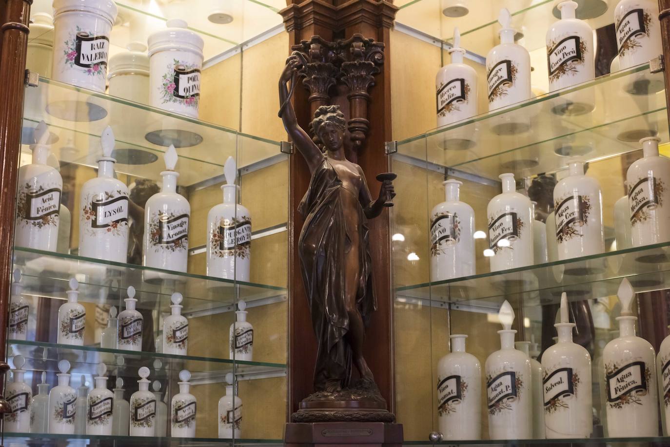 La tercera más antigua de Málaga, cierra sus puertas de manera definitiva tras 134 años de servicio a los malagueños. Detalle del interior de la botica