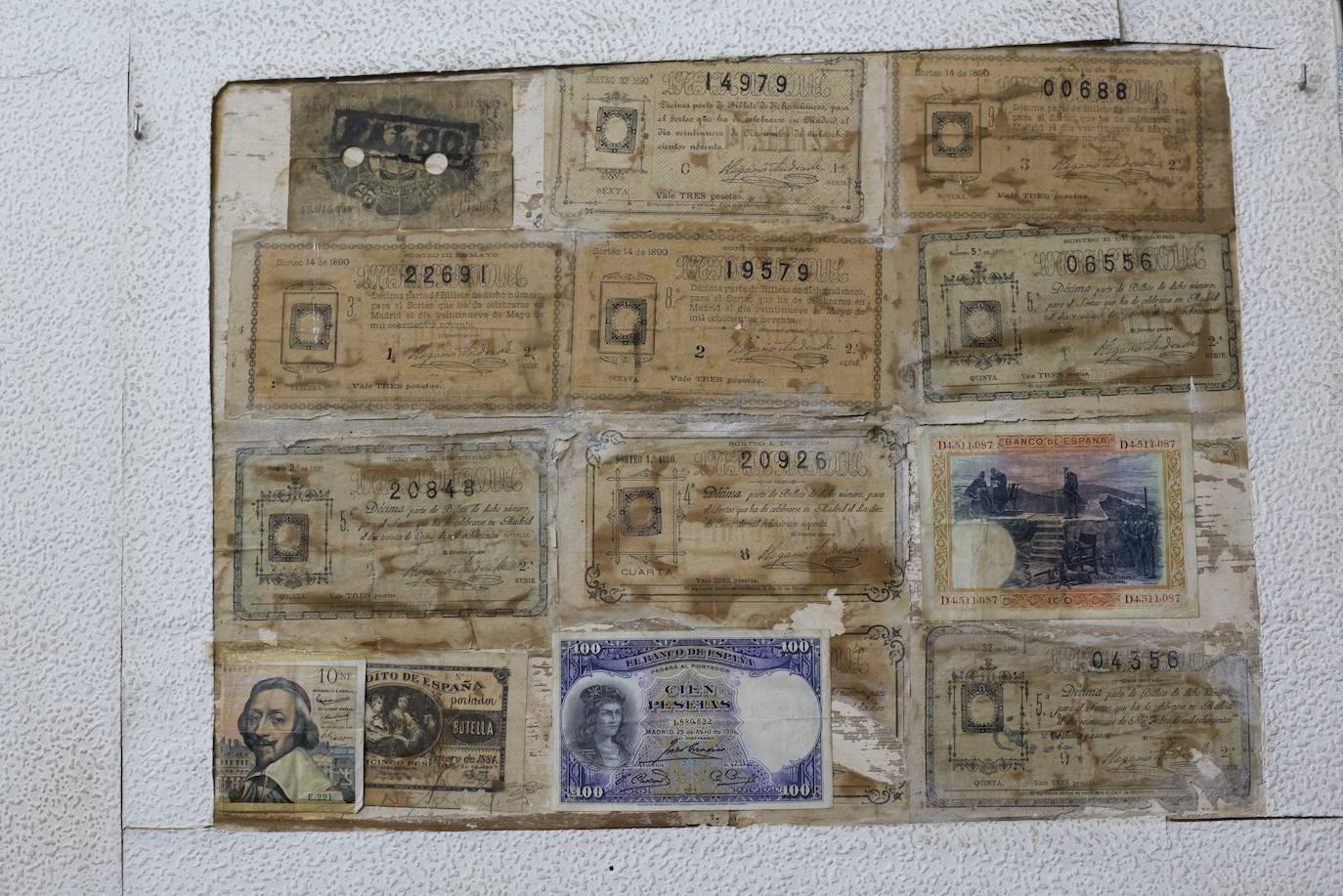 La tercera más antigua de Málaga, cierra sus puertas de manera definitiva tras 134 años de servicio a los malagueños. Décimos de 1889 y 1890 se conservan pegados en la pared de la rebotica